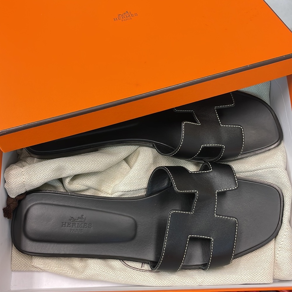 HERMES Oran sandal. Black leather with black leather sole & lining.